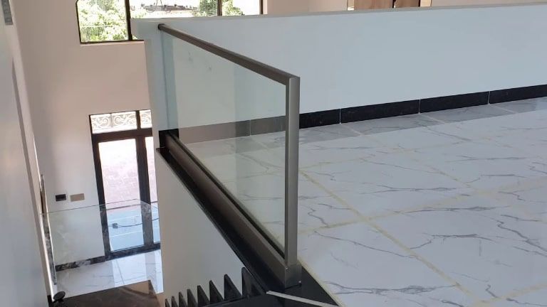 Lan can kính không trụ